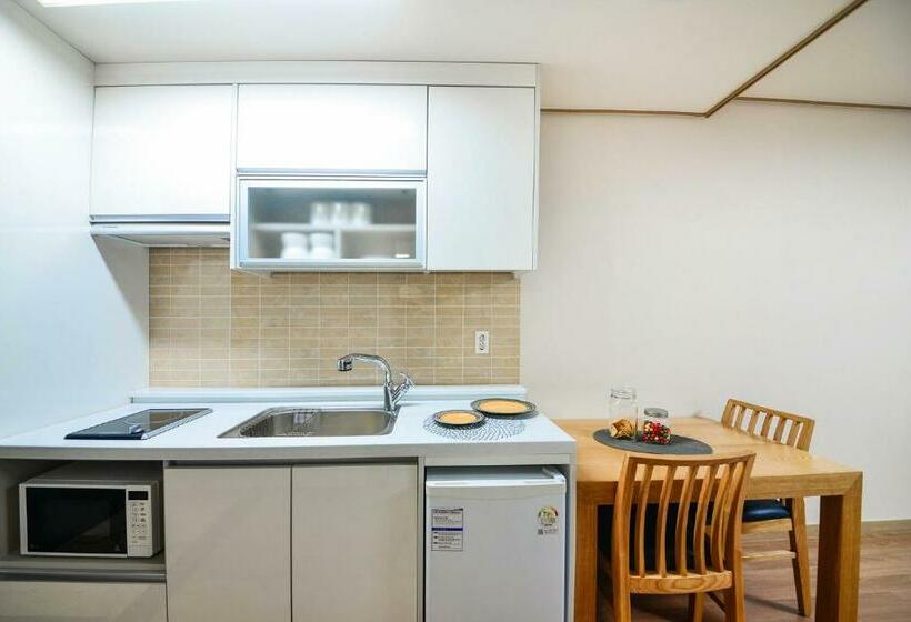اتاق استاندارد با بالکن و چشم‌انداز دریا, Jeju Resort