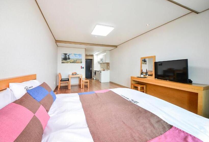 اتاق استاندارد با بالکن و چشم‌انداز دریا, Jeju Resort