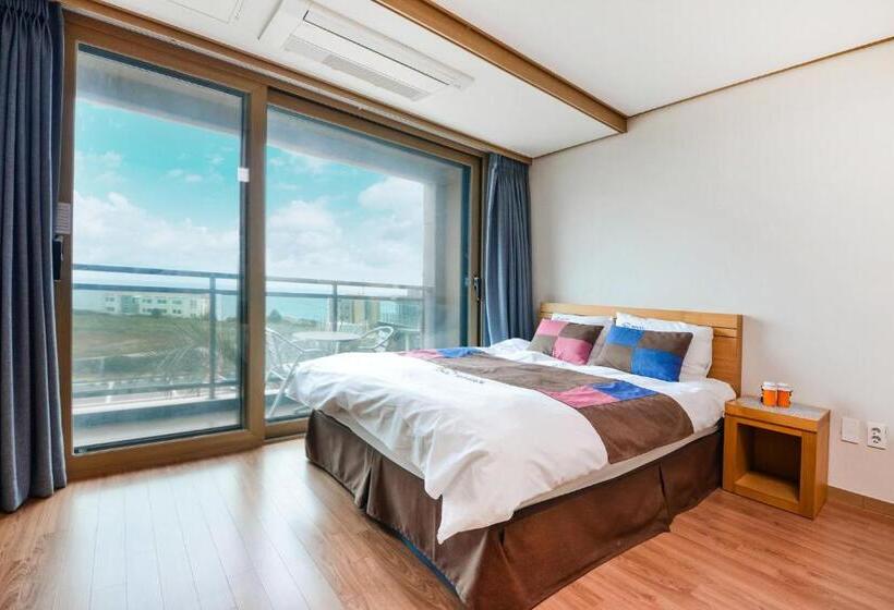 اتاق استاندارد با بالکن و چشم‌انداز دریا, Jeju Resort