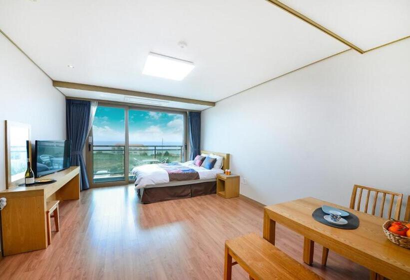 اتاق استاندارد با بالکن و چشم‌انداز دریا, Jeju Resort