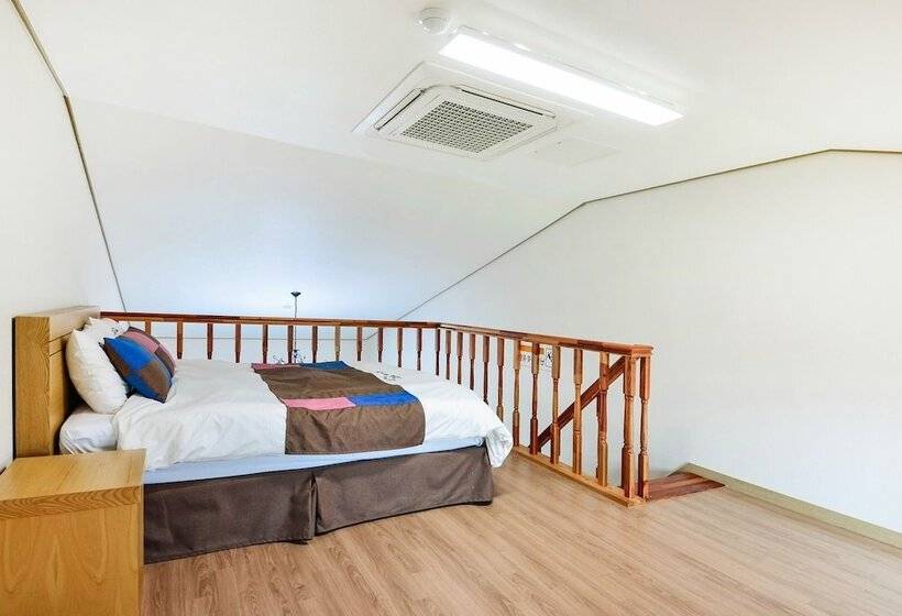 اتاق لوکس با بالکن و چشم‌انداز دریا, Jeju Resort