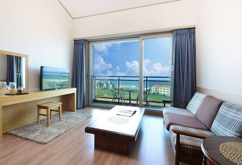 اتاق لوکس با بالکن و چشم‌انداز دریا, Jeju Resort