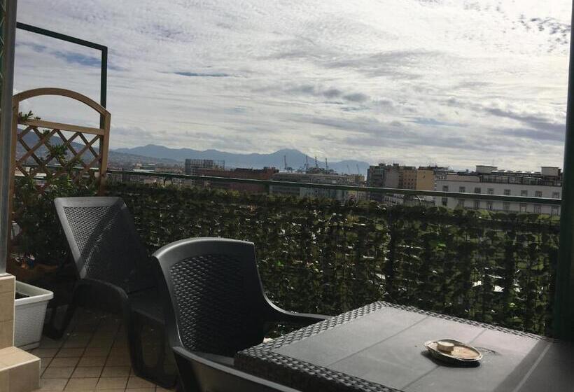 اتاق لوکس سه تخته, Top Floor Rentrooms Napoli