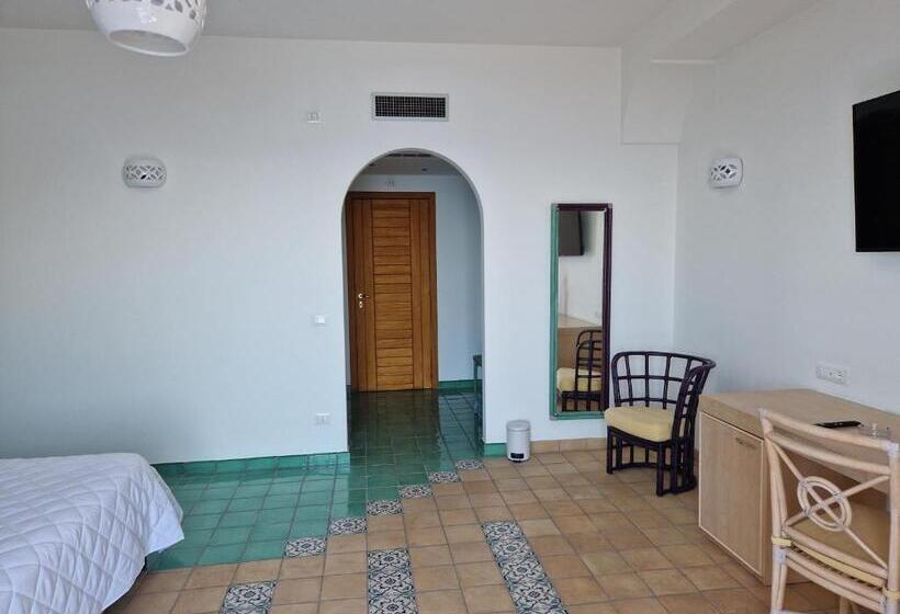 اتاق لوکس با بالکن و چشم‌انداز دریا, Holiday Double