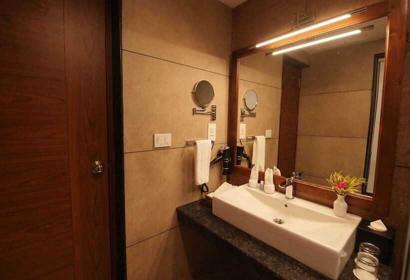 اتاق لوکس با چشم‌انداز استخر, Gokulam Grand Resort & Spa