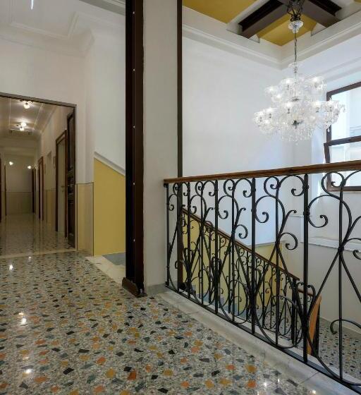 اتاق لوکس با چشم‌انداز, Al Castello Avezzano