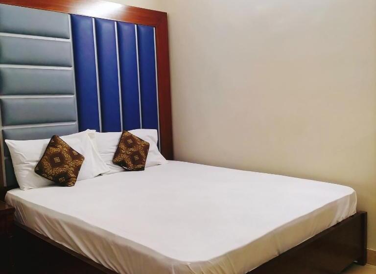 اتاق خانوادگی, The Family Hotel In Karachi