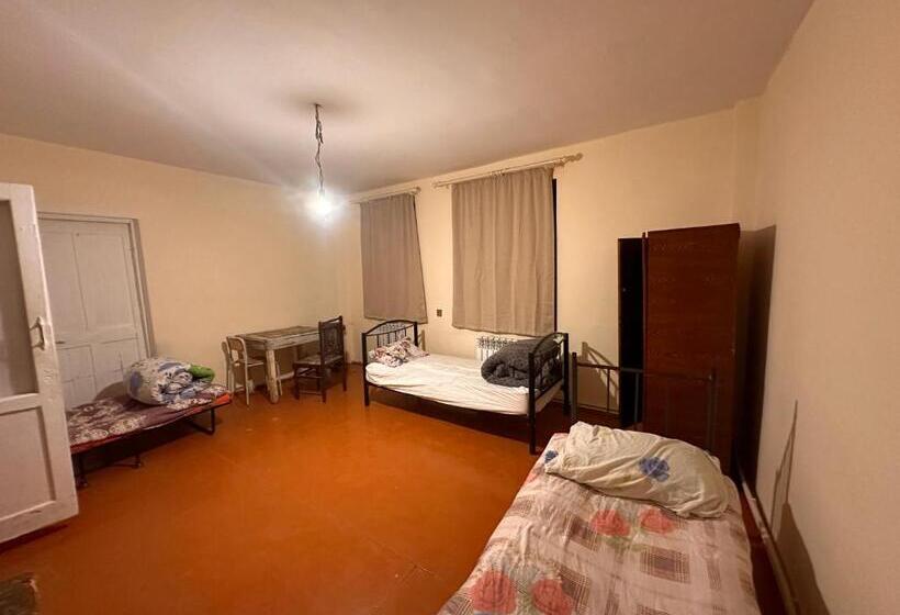 اتاق اکونومی, Sovet Hostel