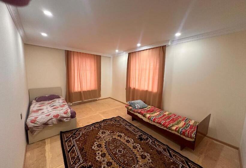 اتاق اکونومی, Sovet Hostel