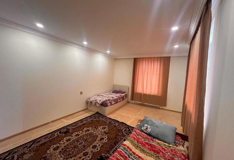 اتاق اکونومی, Sovet Hostel