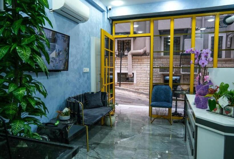 اتاق سوپریور, Yellow Mansion
