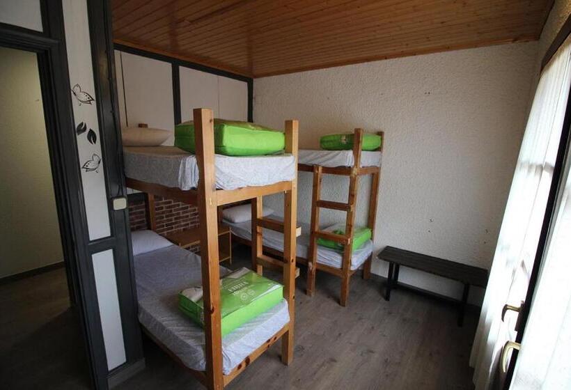 اتاق استاندارد سه نفره, Albergue Tritón   Villanúa