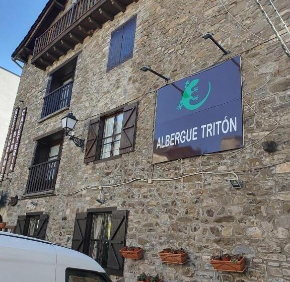 اتاق استاندارد سه نفره, Albergue Tritón   Villanúa