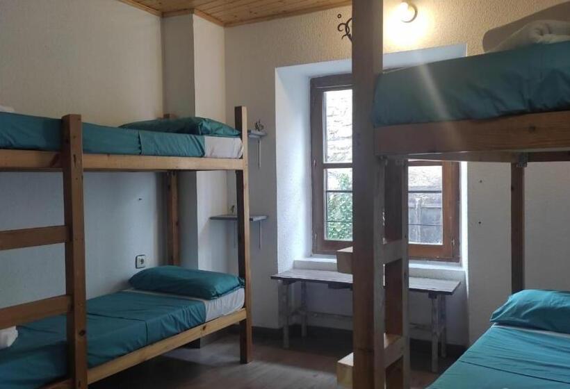 Economy Quadruple Room, Albergue Tritón   Villanúa