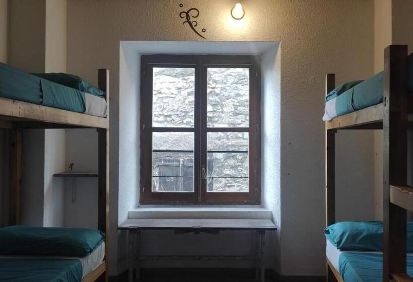 Economy Quadruple Room, Albergue Tritón   Villanúa