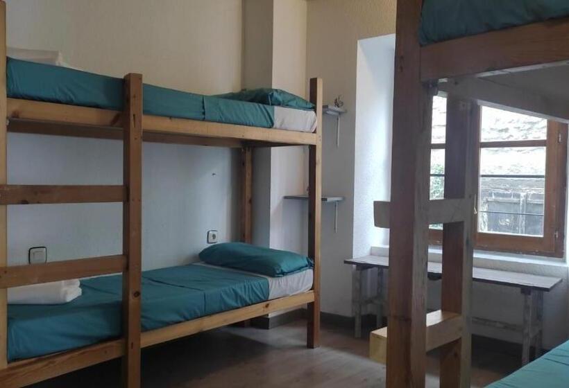Economy Quadruple Room, Albergue Tritón   Villanúa
