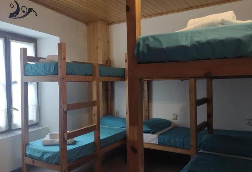 Economy Quadruple Room, Albergue Tritón   Villanúa