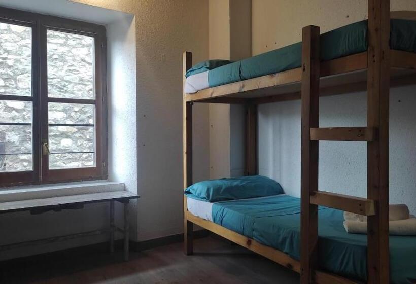 Economy Quadruple Room, Albergue Tritón   Villanúa