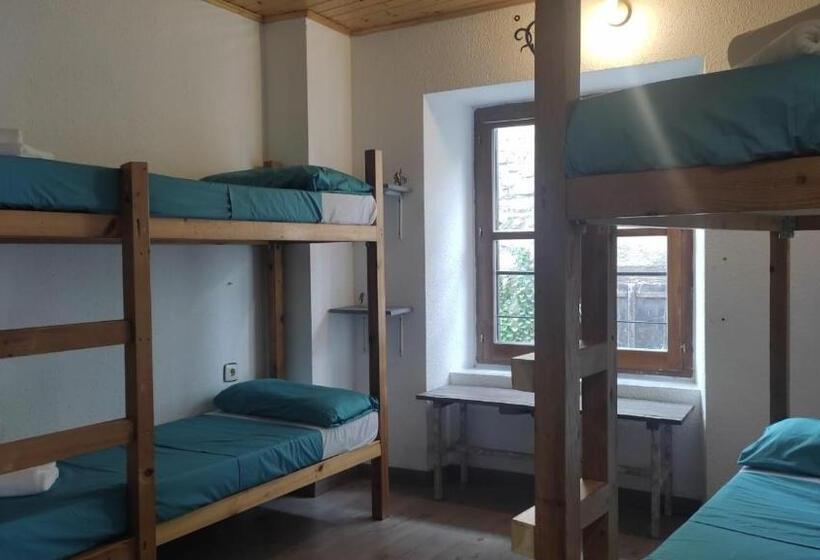 اتاق استاندارد چهارنفره با سرویس بهداشتی مشترک, Albergue Tritón   Villanúa