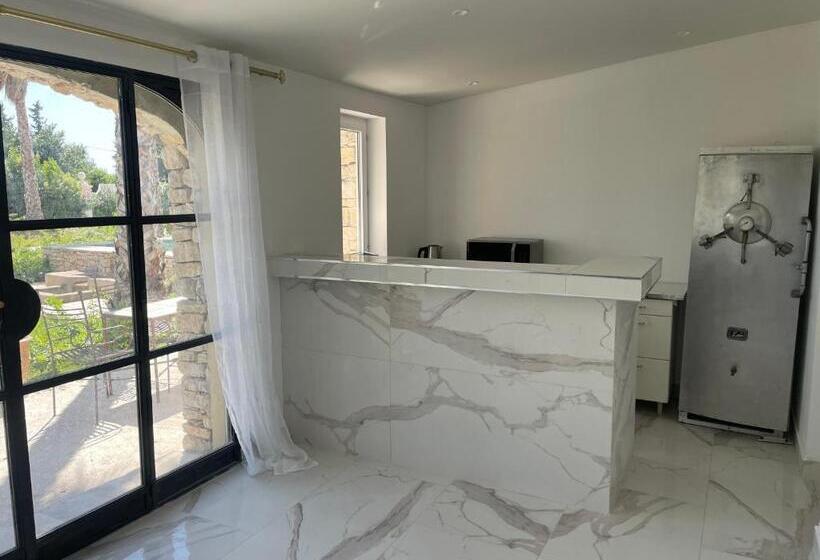 سوییت با چشم‌انداز استخر, Maison Blue Palm Aix En Provence