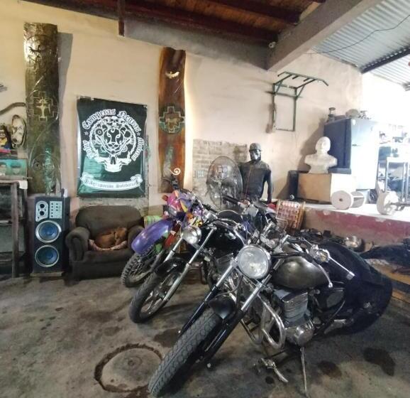 اتاق کلاسیک چهارنفره, Motoposada Campera Negra