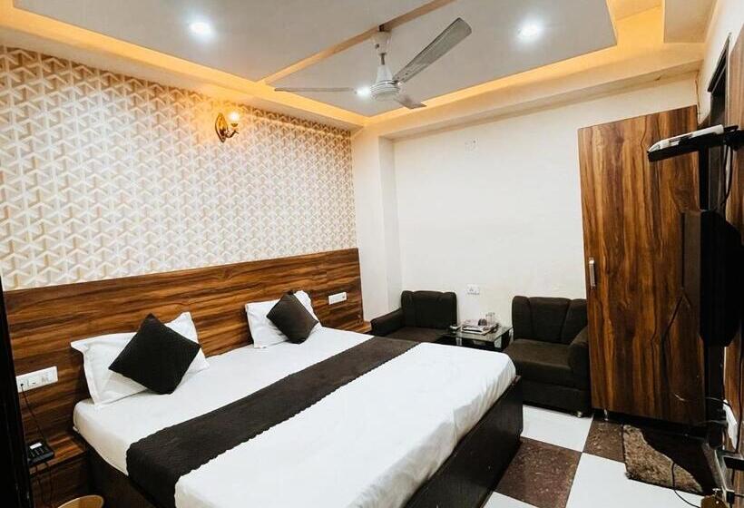 اتاق لوکس با تخت بزرگ, City Night    Near Ludhiana Railway Station   Super Suites Rooms    Special For Families, Couples &