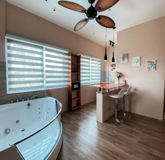 اتاق لوکس با تخت بزرگ, Moalboal Lrs Lovers Nest
