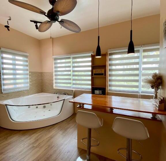 اتاق لوکس با تخت بزرگ, Moalboal Lrs Lovers Nest