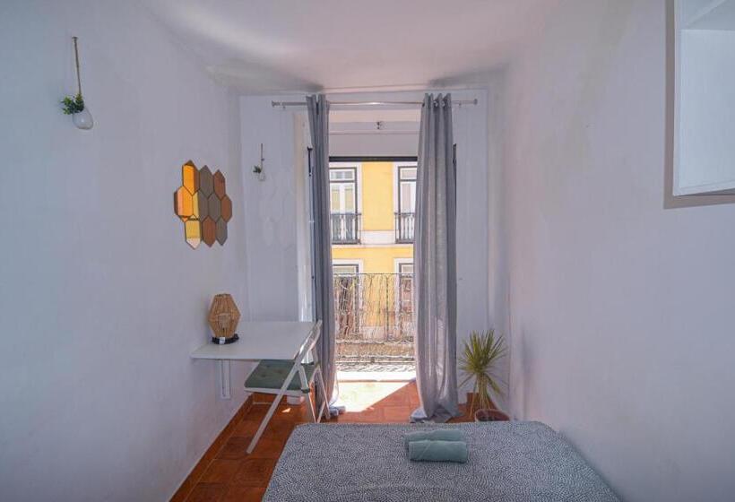 اتاق استاندارد با بالکن, Shared Apartment With Bright Private Patio In Lisboa