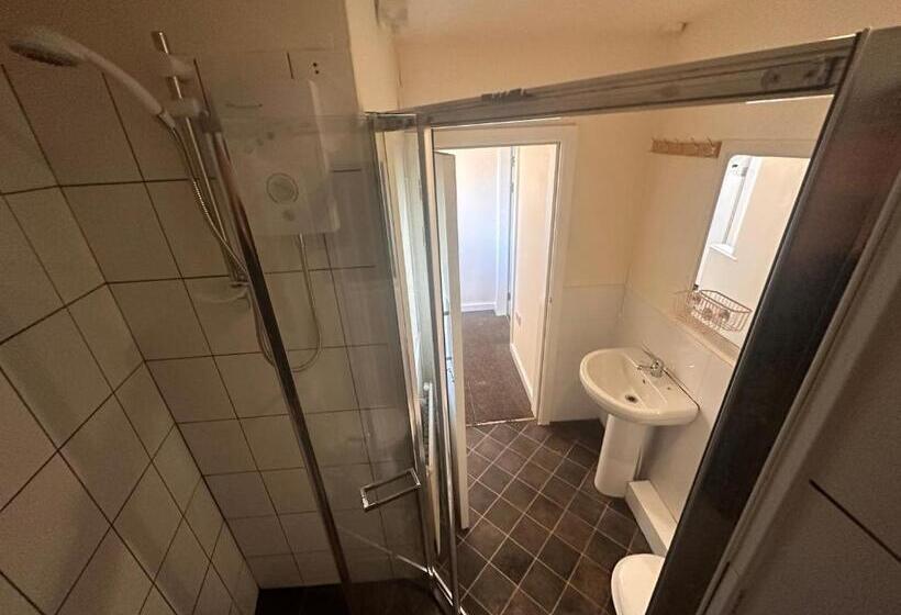 اتاق استاندارد با سرویس بهداشتی مشترک, Moor Park Apartments