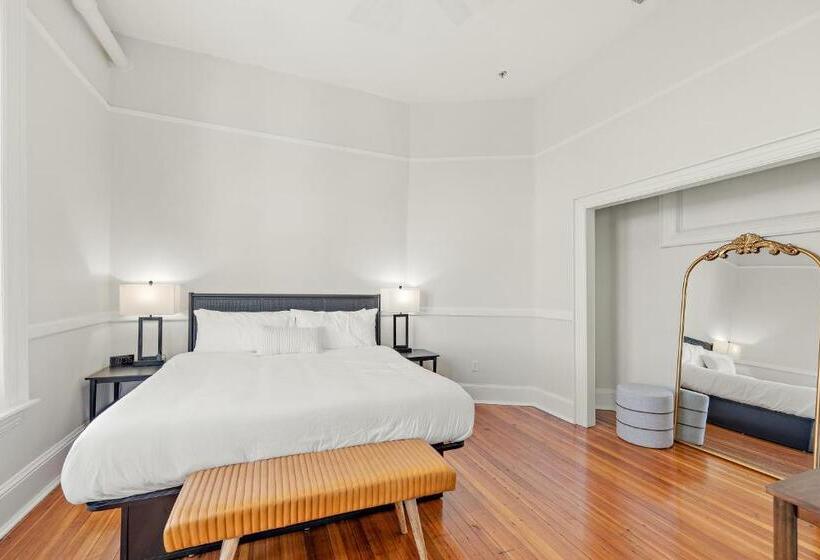 Deluxe Suite King Bed, The Mckey