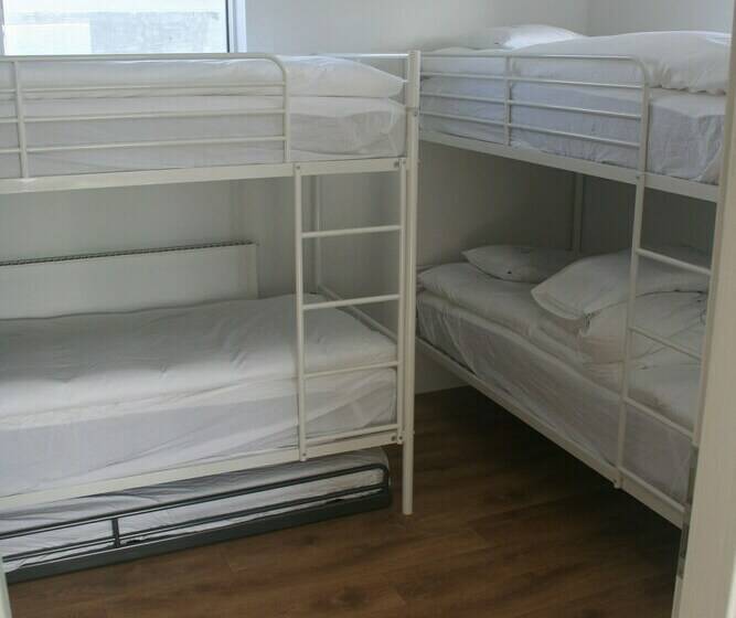 اتاق ساده چهارنفره, Hot Springs Hostel