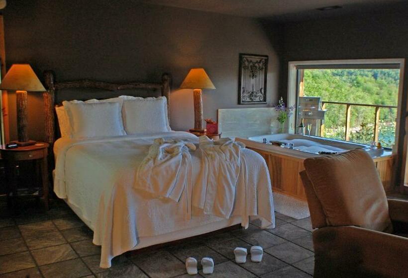 Suite with lake view, Beaver Lakefront Cabins   Couples Only Getaways