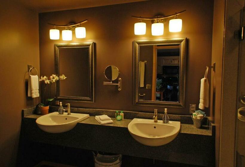 Suite with lake view, Beaver Lakefront Cabins   Couples Only Getaways