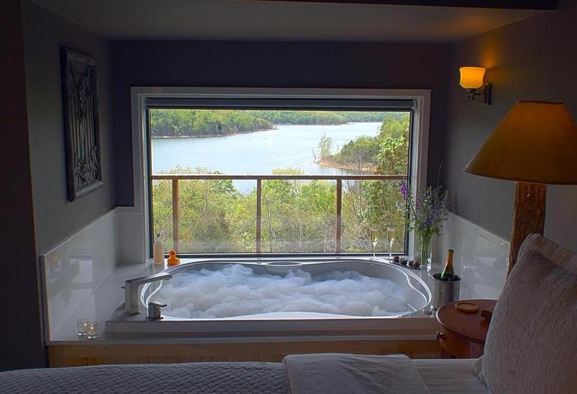 Suite with lake view, Beaver Lakefront Cabins   Couples Only Getaways