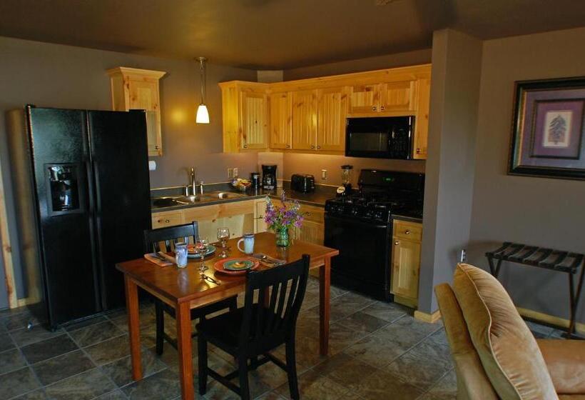 Suite with lake view, Beaver Lakefront Cabins   Couples Only Getaways