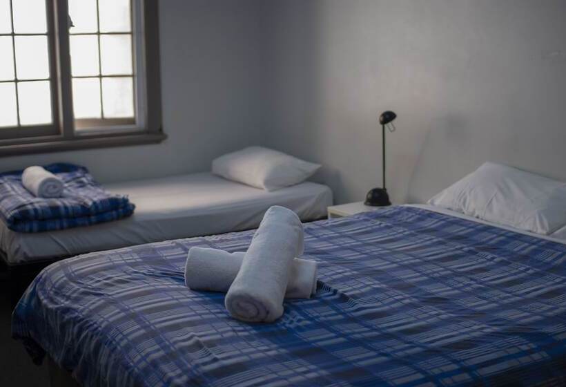 اتاق استاندارد سه نفره, The Emperors Crown Hostel