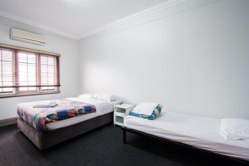 اتاق استاندارد سه نفره, The Emperors Crown Hostel