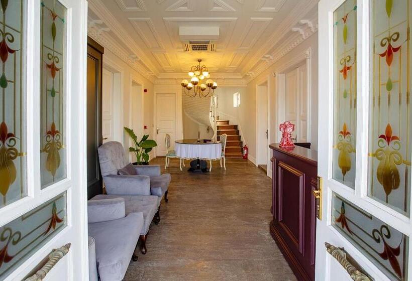 اتاق لوکس با بالکن و چشم‌انداز دریا, Mansion Miliá