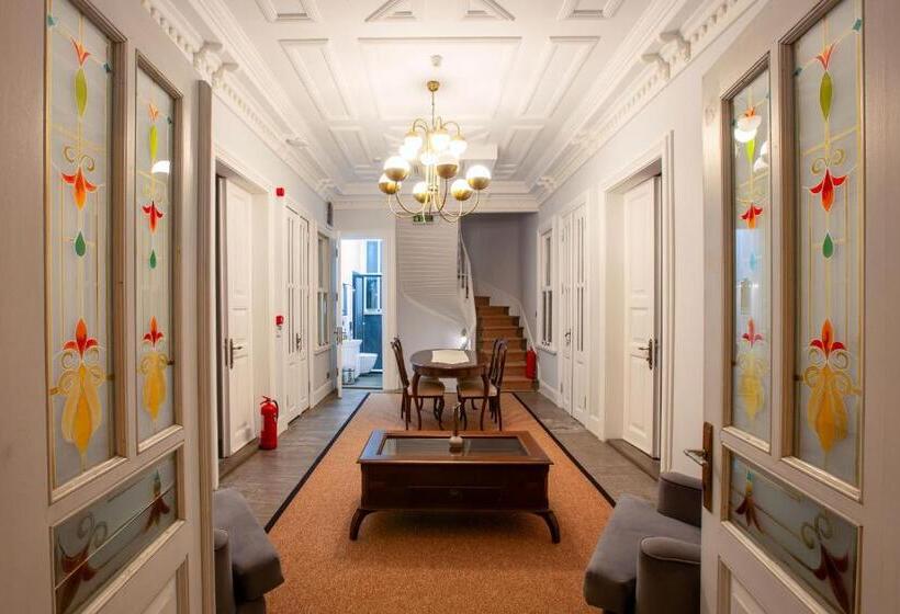 اتاق لوکس با بالکن و چشم‌انداز دریا, Mansion Miliá