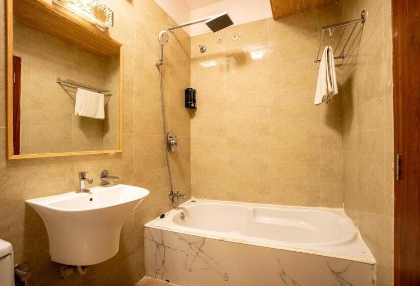 اتاق استاندارد سه نفره, Seasons Suites   Koramangala