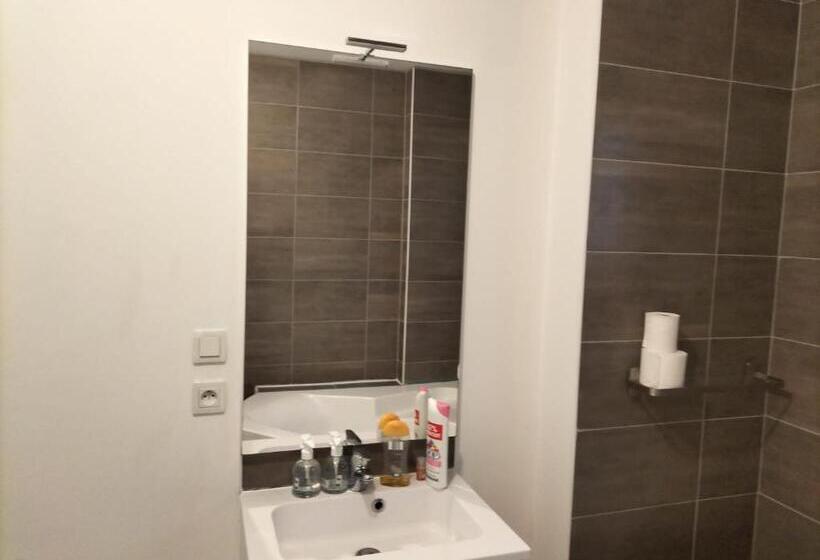 اتاق استاندارد سه نفره, Business Room à 10 Minutes De Paris Avec Douche Et Toilette Interne