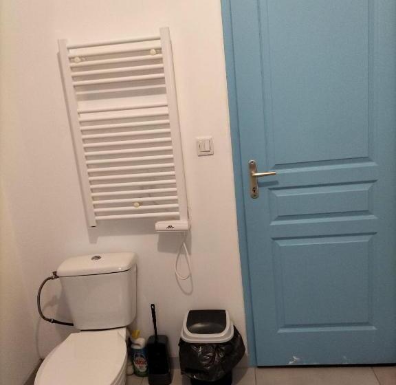 اتاق استاندارد سه نفره, Business Room à 10 Minutes De Paris Avec Douche Et Toilette Interne