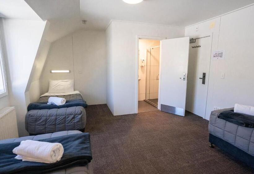 اتاق استاندارد سه نفره, The Brownston Hostel
