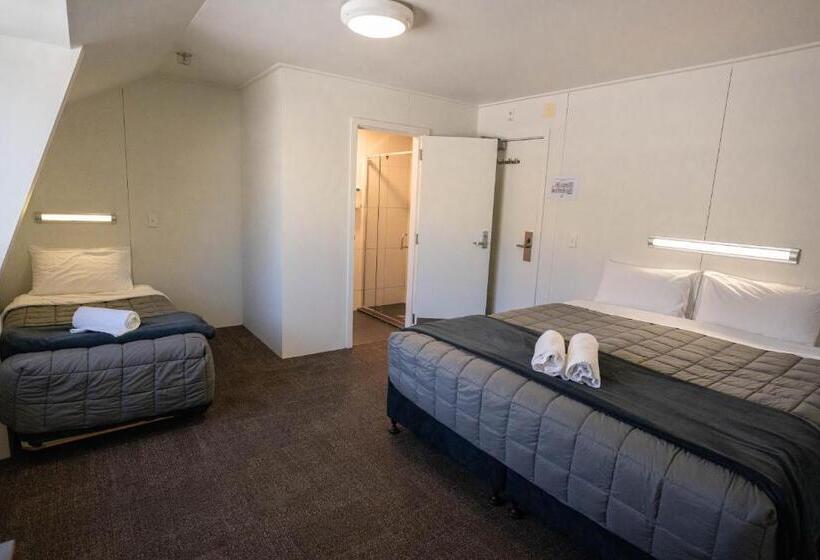 اتاق استاندارد سه نفره, The Brownston Hostel