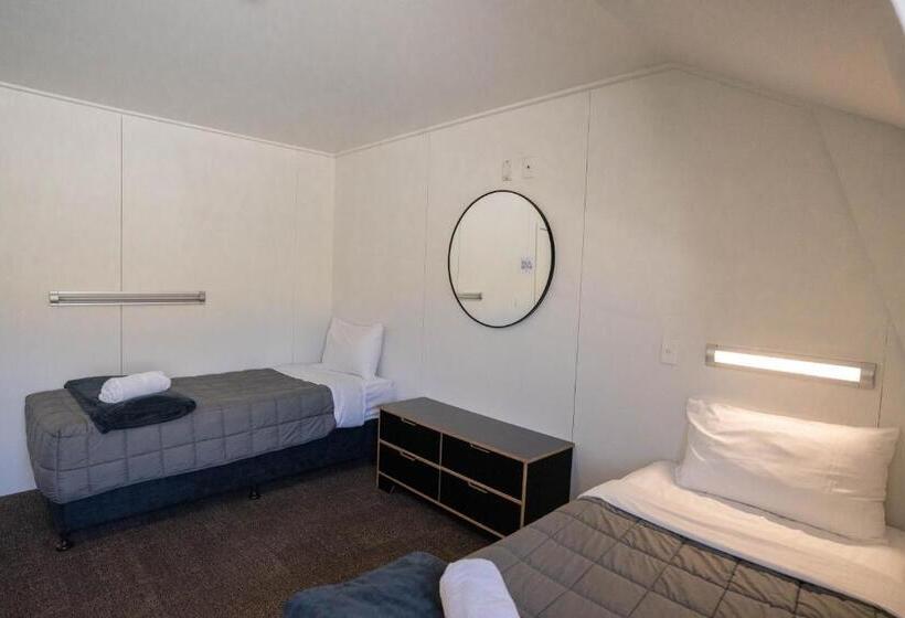 اتاق استاندارد سه نفره, The Brownston Hostel