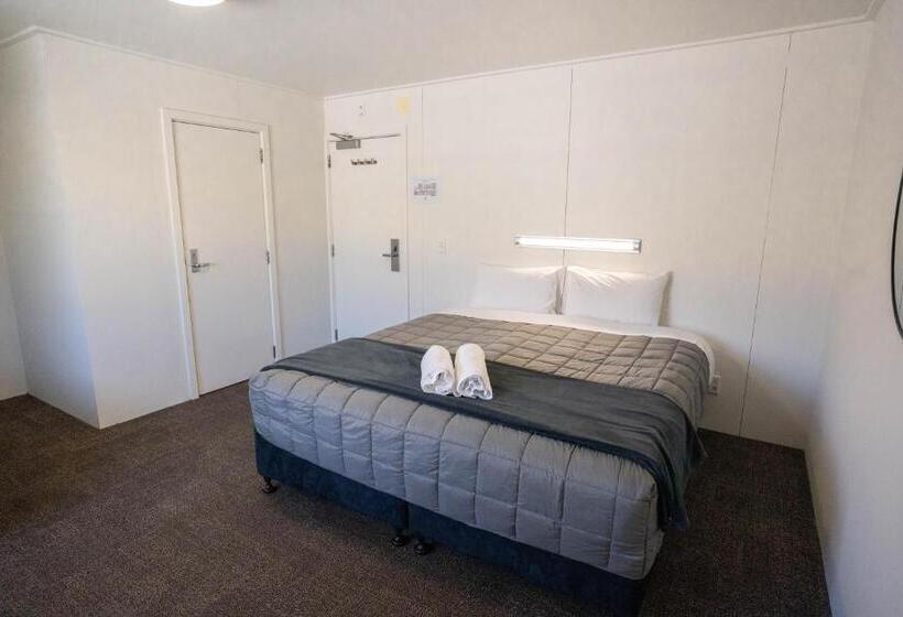اتاق استاندارد سه نفره, The Brownston Hostel
