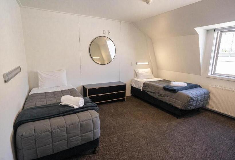 اتاق استاندارد سه نفره, The Brownston Hostel