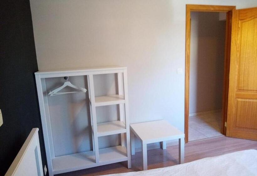 اتاق استاندارد با سرویس بهداشتی مشترک, Charming Room With Furnishings & Free Parking