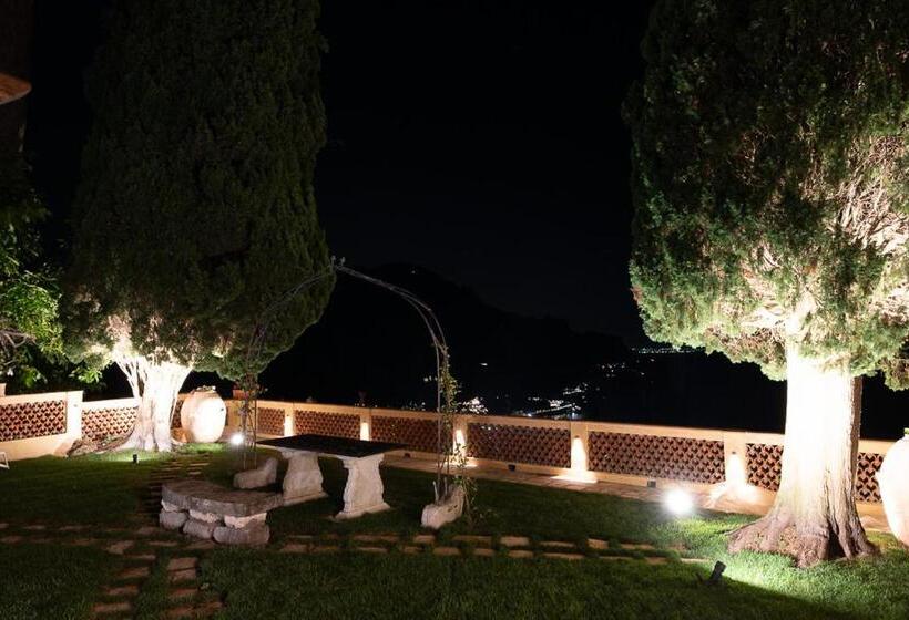اتاق لوکس با تخت بزرگ, Villa Barluzzi